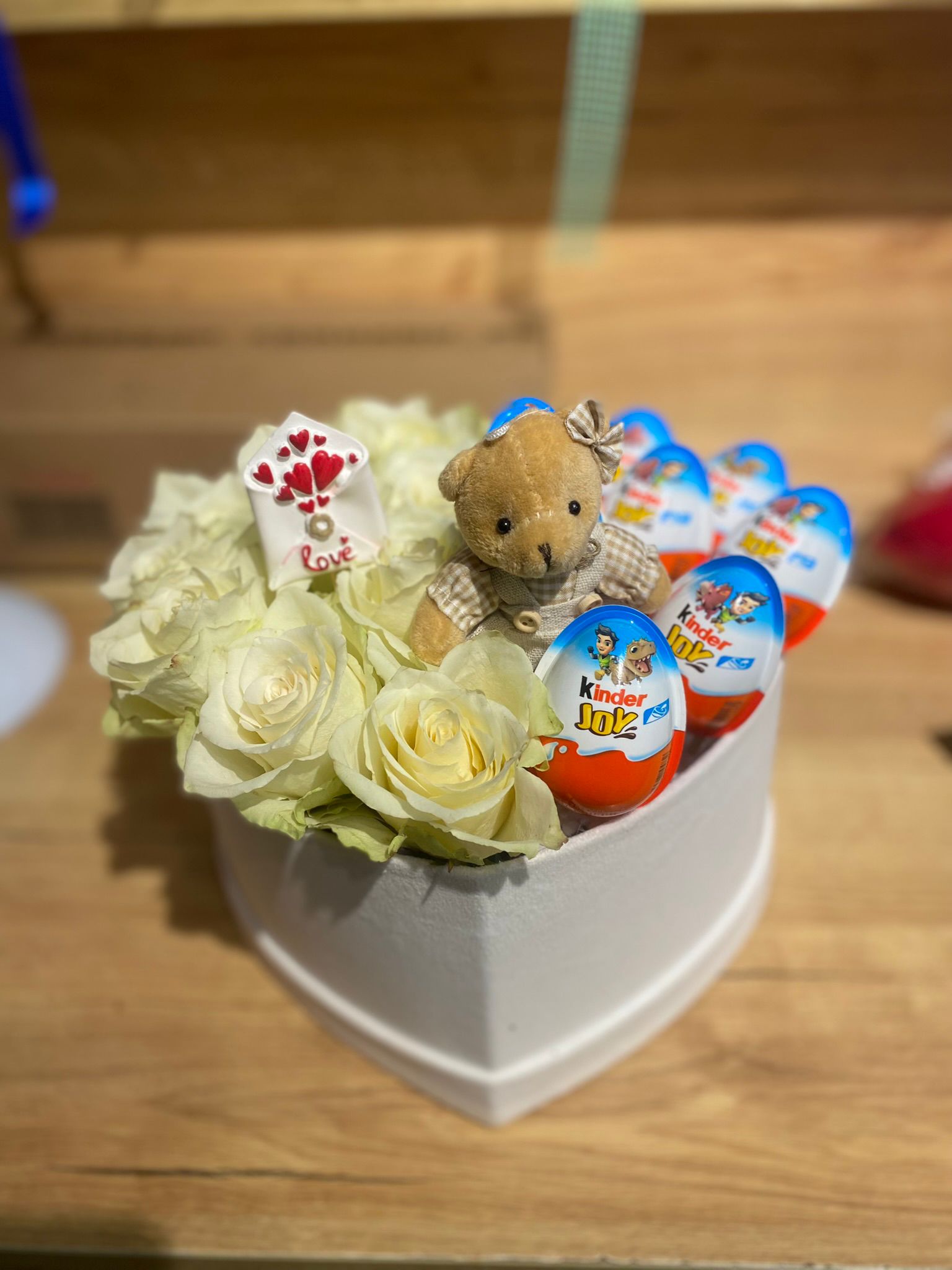 Kalpli Kutuda Beyaz Gül Kinder Yumurta